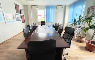 Clădire de birouri cu 12 parcări în incintă privată, UTA2, Arad