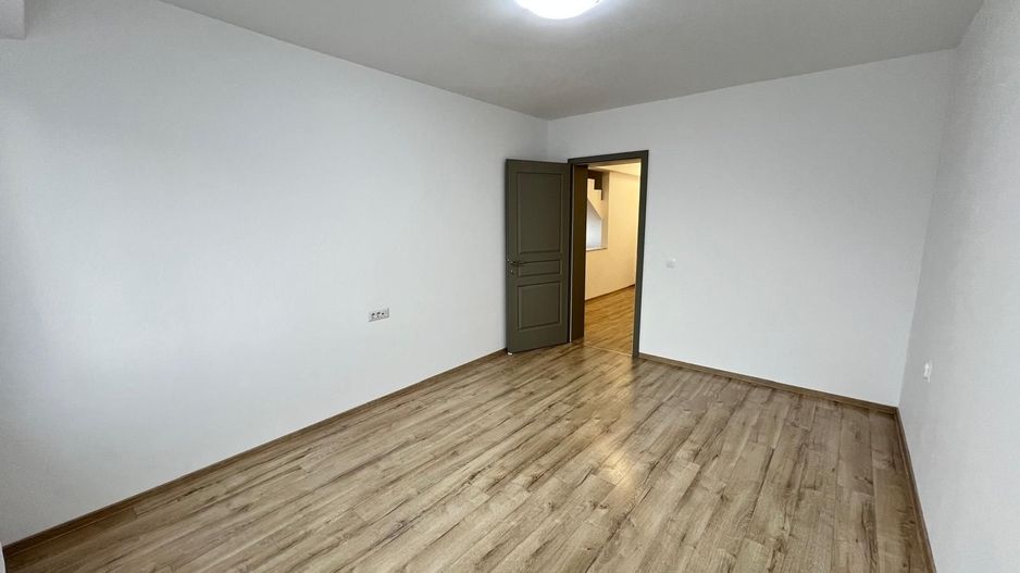 Casa cu 7 camere | 3 balcoane | Garaj | 220 mp + 80 mp curte | Cartier Panorama - Poză 10