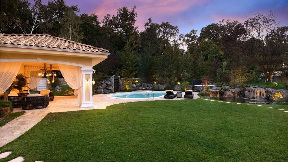 Vila deosebita langa pădure în Tunari - Poză 30