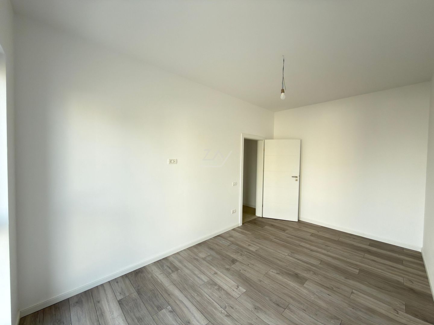 Bloc finalizat la asfalt. Decomandat. Etaj 1. Loc de parcare. - Poză 8