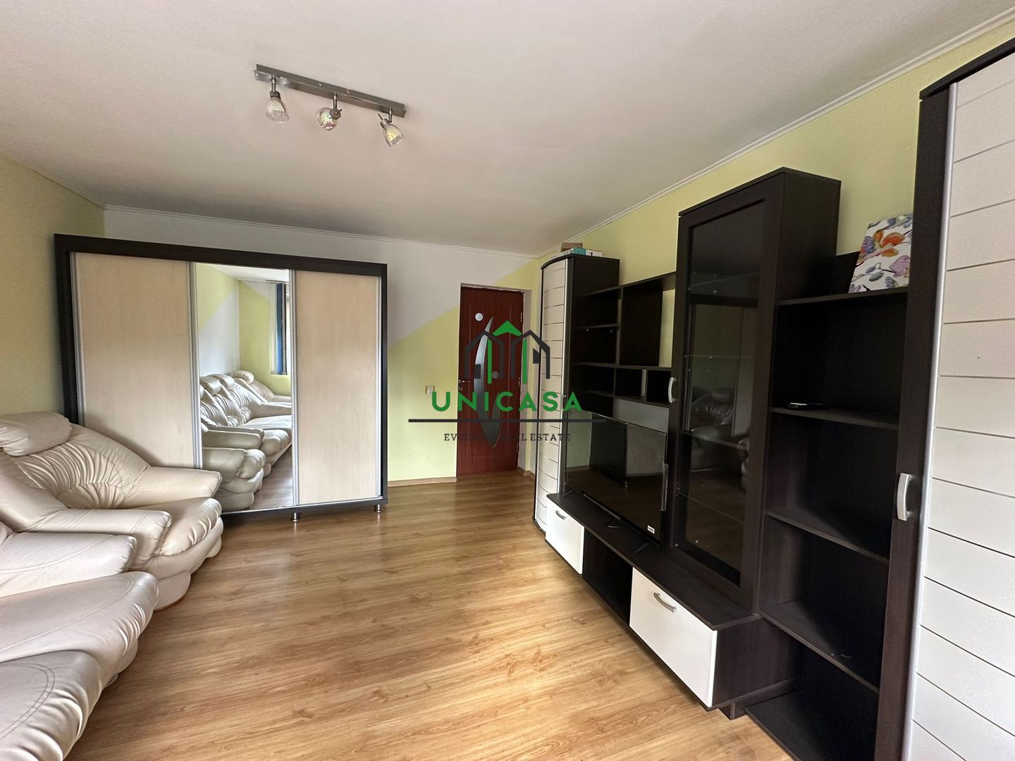 Apartament 3 camere - Zona Centrala - Poză 2