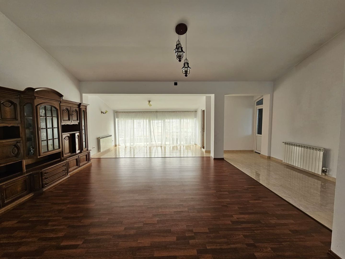 Vila generoasa de inchiriat intr o zona principala a orasului - Poză 10