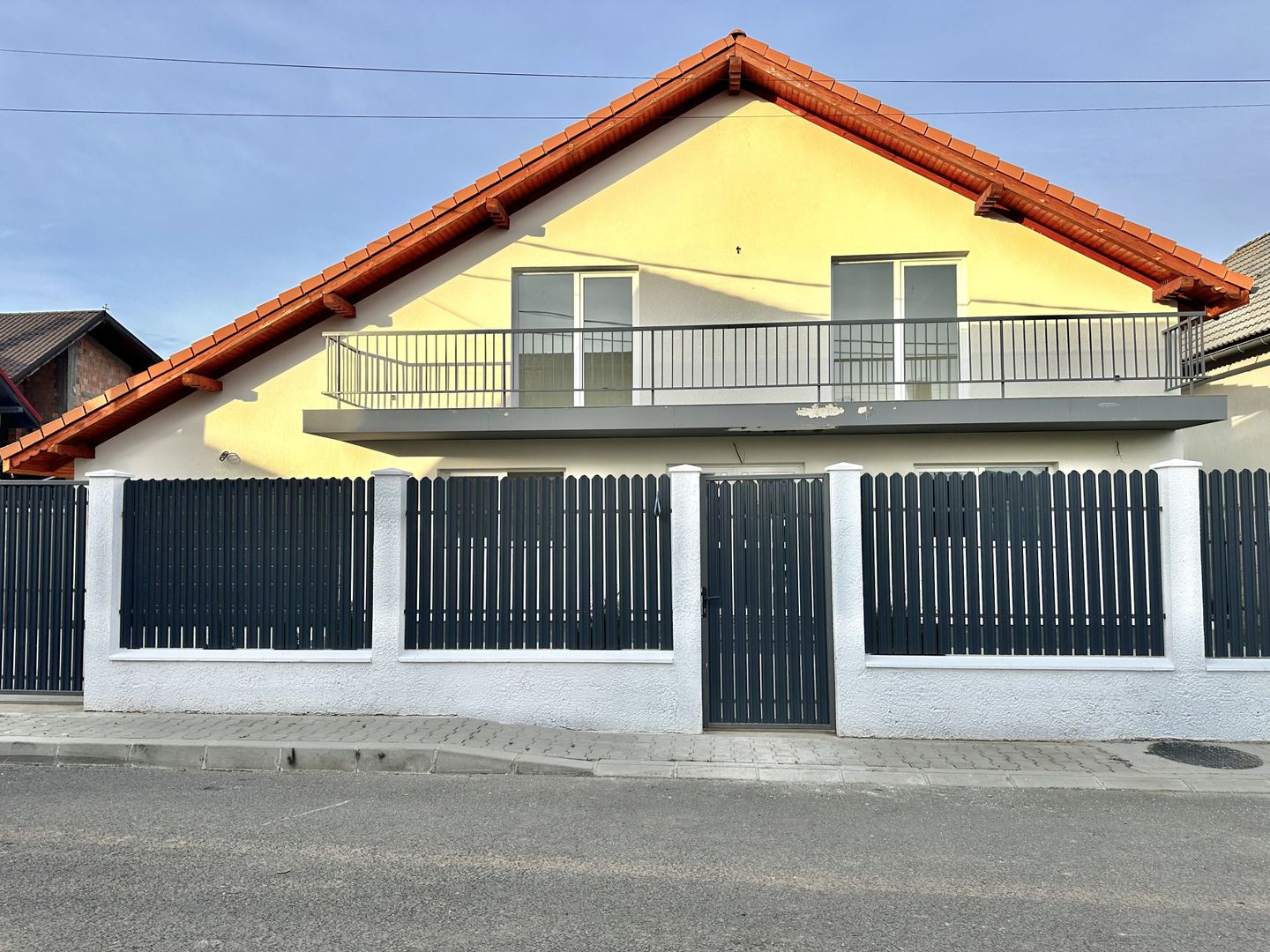 Casă individuală de vanzare  cu garaj și curte proprie – Hălchiu - Poză 1