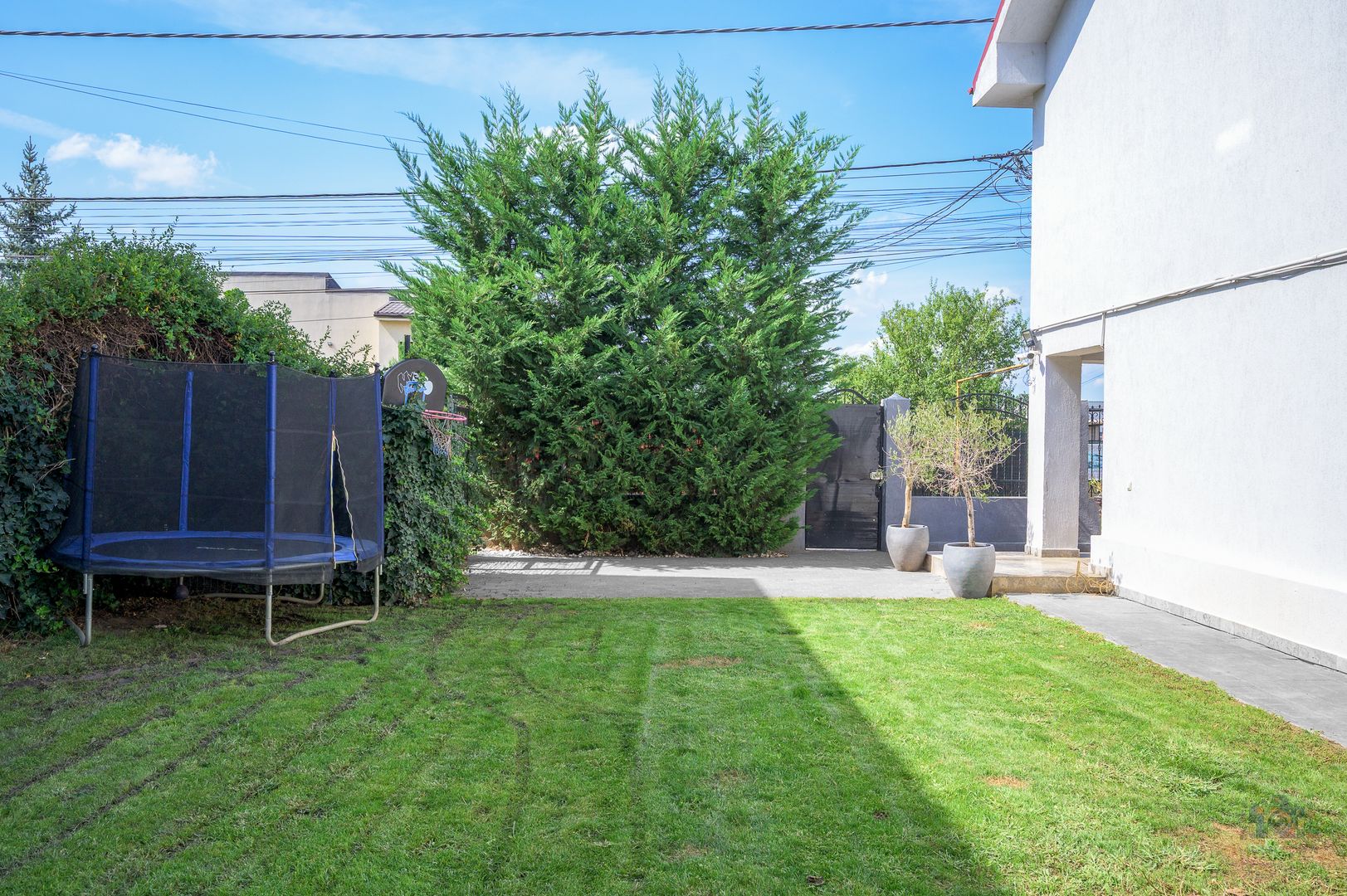 Vilă renovată P+1+M  | Foișor vitrat, grădină și jacuzzi - Poză 47