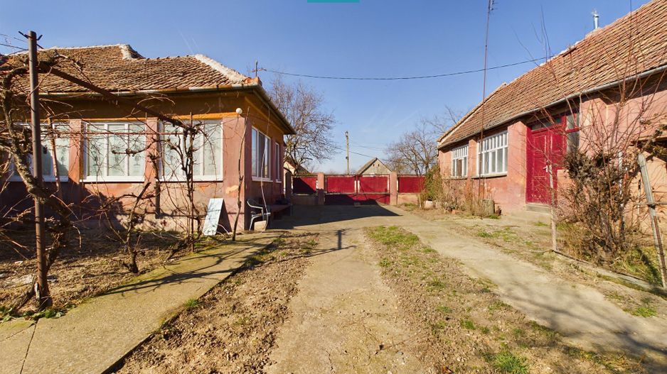 Casă cu teren generos de 2,880mp în Secusigiu - Poză 1