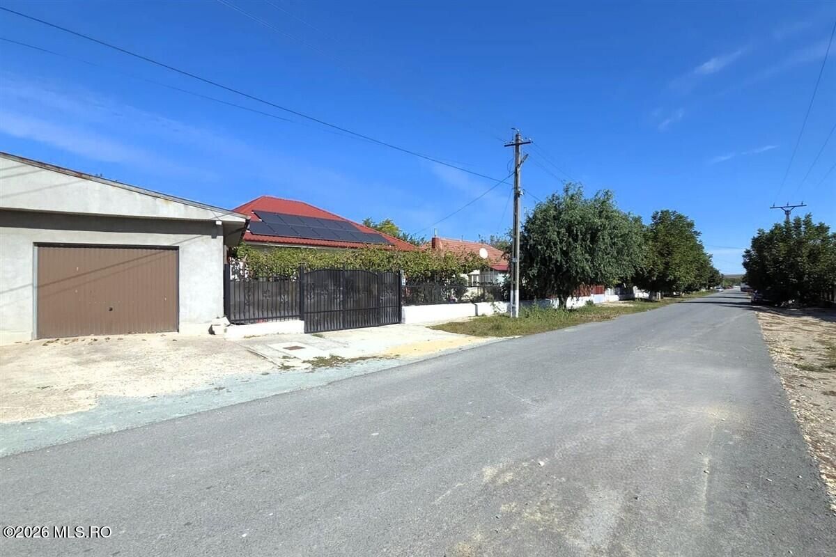 Castelu - Str. Florilor, casa din 2012, teren 737 mp si 106 mp utili - Poză 2