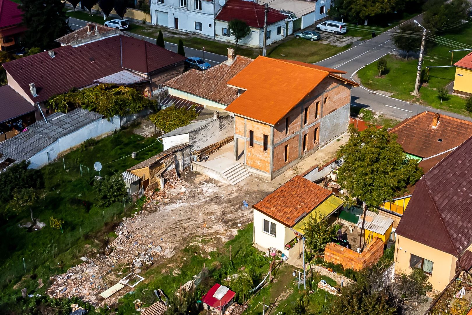 Casă la roșu în Aradul Nou. Zona Adam Müller-Guttenbrunn - Poză 1