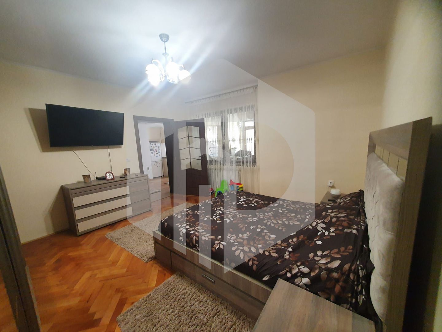 Apartament 2 camere in zona 9 Mai/ Renovat complet+ Pivnita+ curte - Poză 1
