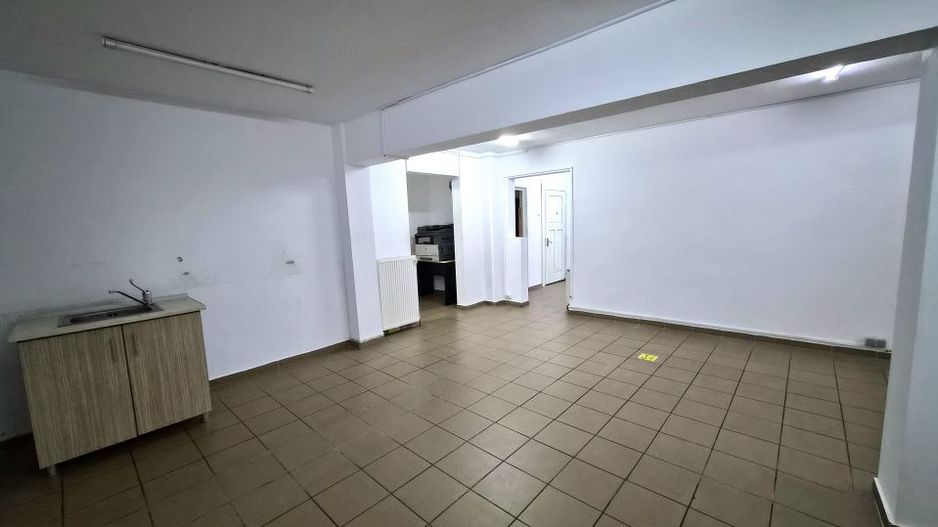 Spațiu comercial de închiriat- lângă spitalul Municipal Curtea de Argeș - Poză 5
