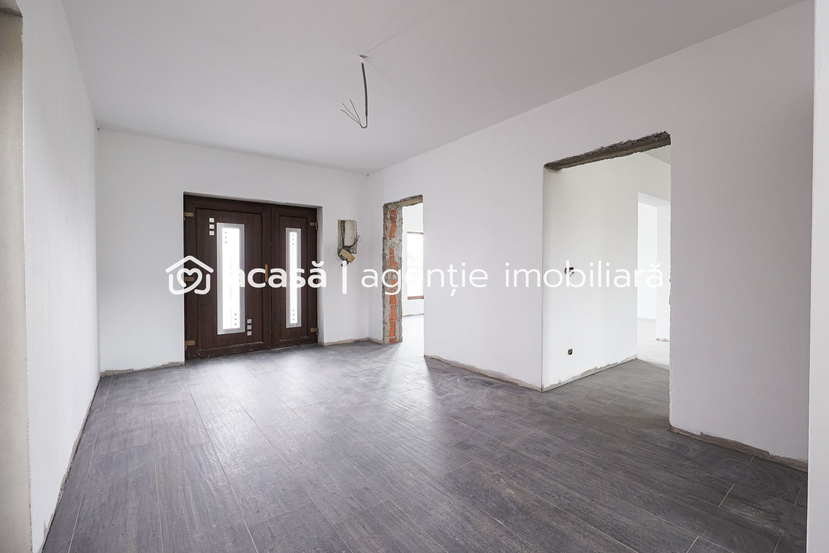 Casă nouă, impunătoare și luminoasă, construită cu griijă la detalii. - Poză 8