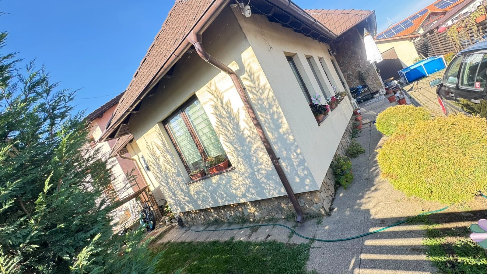 🏡 CASĂ DE VÂNZARE ÎNTR-O ZONĂ BUNĂ – CONFORT, SPAȚIU ȘI POSIBILITATE - Poză 2