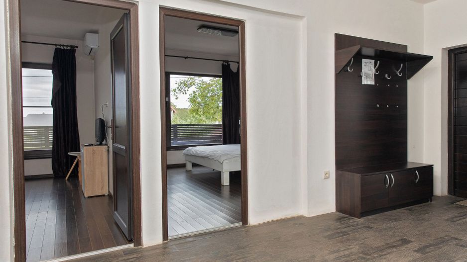 Vilă cu 5 dormitoare, 4 băi, 2 248mp teren, piscină. Preț: 229 000 Eur - Poză 30