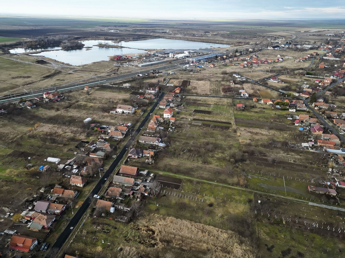 Casă modestă cu 3 camere în Ghioroc - Poză 11