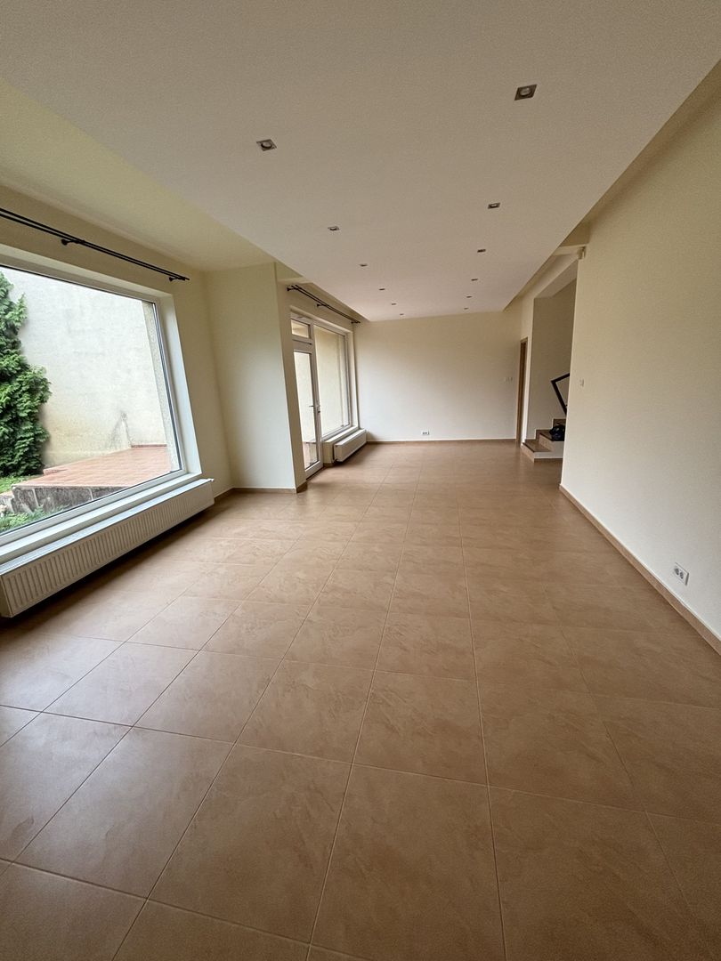 Vila spatioasa ideala pentru diferite activitati sau ptr.locuit -NEMOBILATA - Poză 25