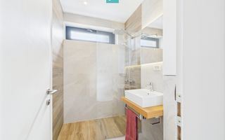 Casă modernă și elegantă, mobilată și utilată - Poză 16