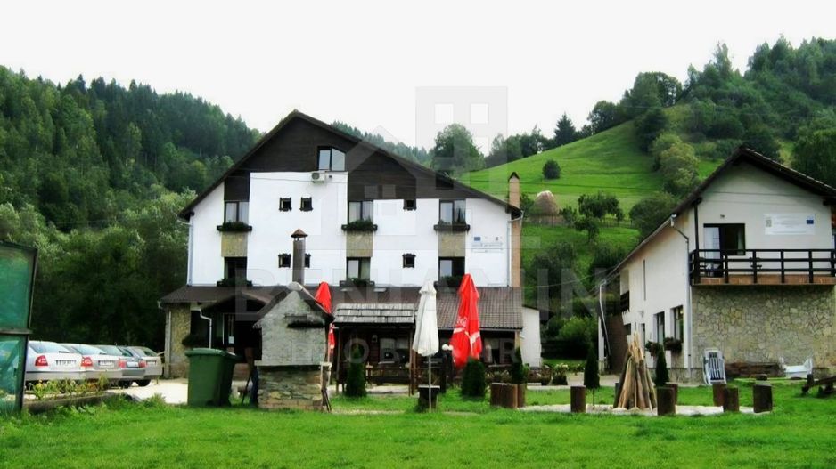 Pensiune Moieciu - 3000mp Teren - 12 Camere Plus Restaurant - Brasov - Poză 1
