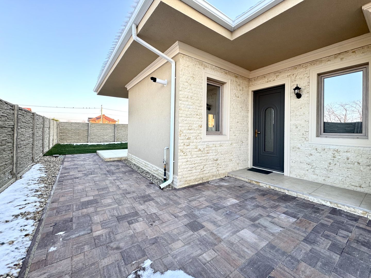 Duplex modern cu grădină, la intrare în Moșnița Nouă - Poză 30