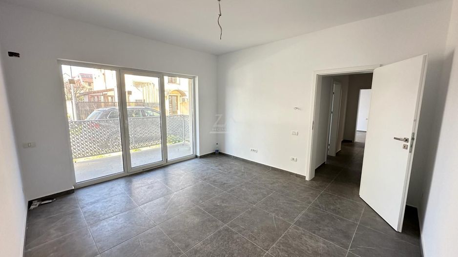 Bloc la asfalt. Decomandat. Etaj 1. Loc de parcare. - Poză 1