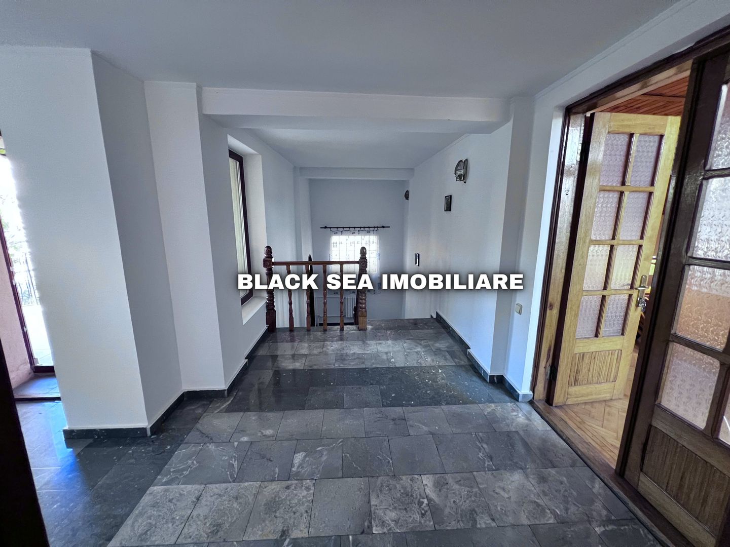 Vila 7 camere D+P+1+M - Gaze - 2 Garaje - 50m de plaja - Ocazie Unică - Poză 8