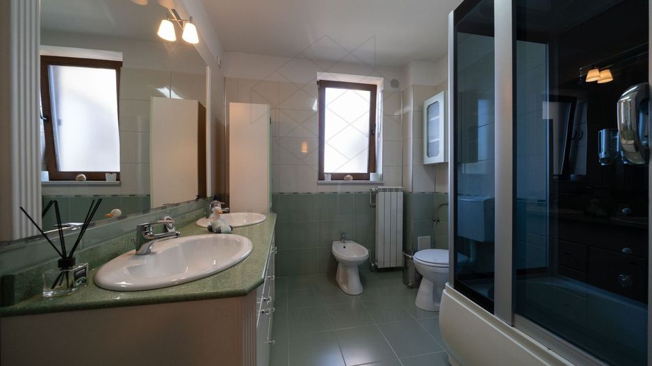 Casa spatioasa 515 mp langa metrou 1Mai - Poză 29