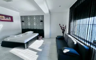 Apartament 2 camere Vila Sophia 1 - Vedere frontala la lac - Poză 11