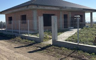 Casă la roșu cu beci de 30 mp și curte betonată, Târgu Frumos - Poză 1