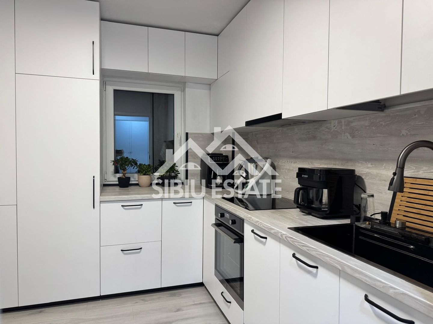 Apartament 3 camere 2 bai, pivita recent renovat-in Sibiu M.Viteazul - Poză 12
