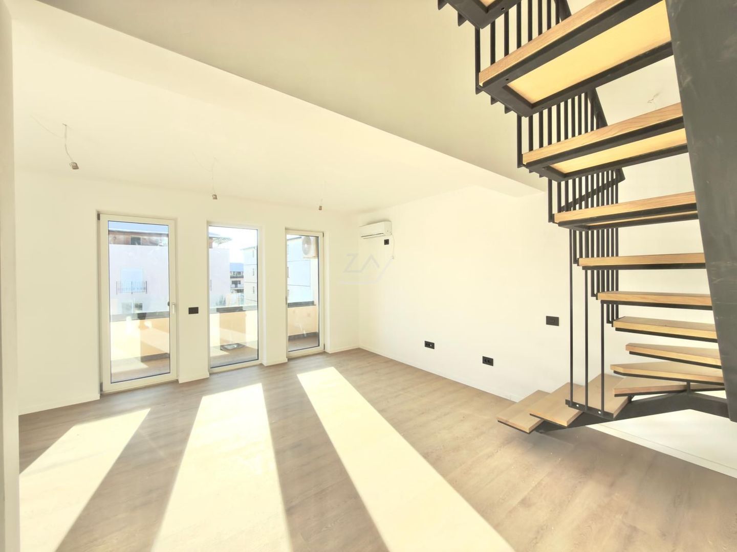 Ap pe 2 niveluri. Decomandat. 2 locuri de parcare. - Poză 1