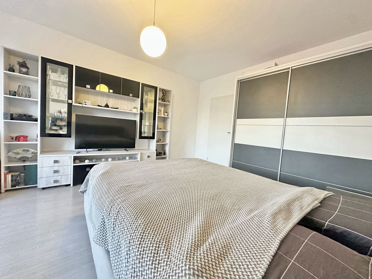 Garsonieră modernă de închiriat în Brașov, zona Coresi - Poză 12