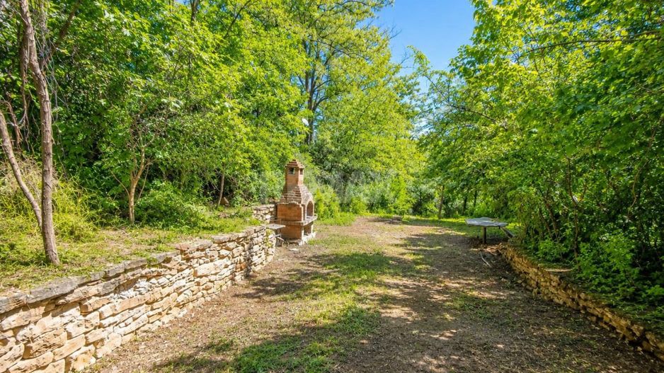 Nu este doar o vilă. Este refugiul tău verde cu 38 ari și pădurice proprie! - Poză 5