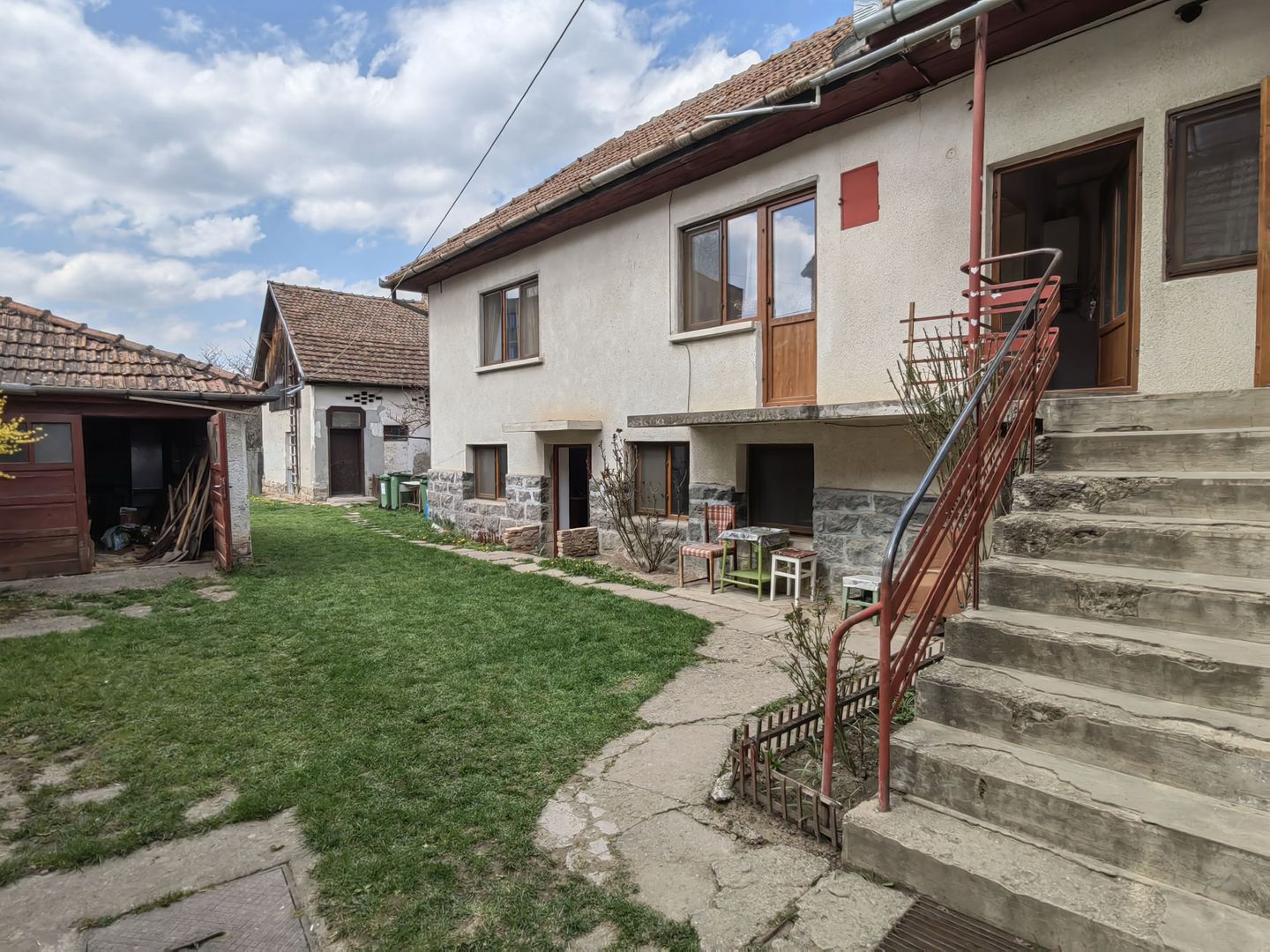Casă cu 4 camere si teren zona Ciucului 120 m² - Poză 1