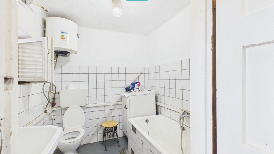 Casa în Cuvin la poalele dealului - Poză 7
