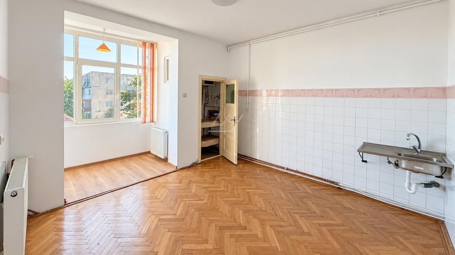 Bloc tip asociatie - zona Kiriac. 4 camere, 3 balcoane. Garaj si boxa. - Poză 8