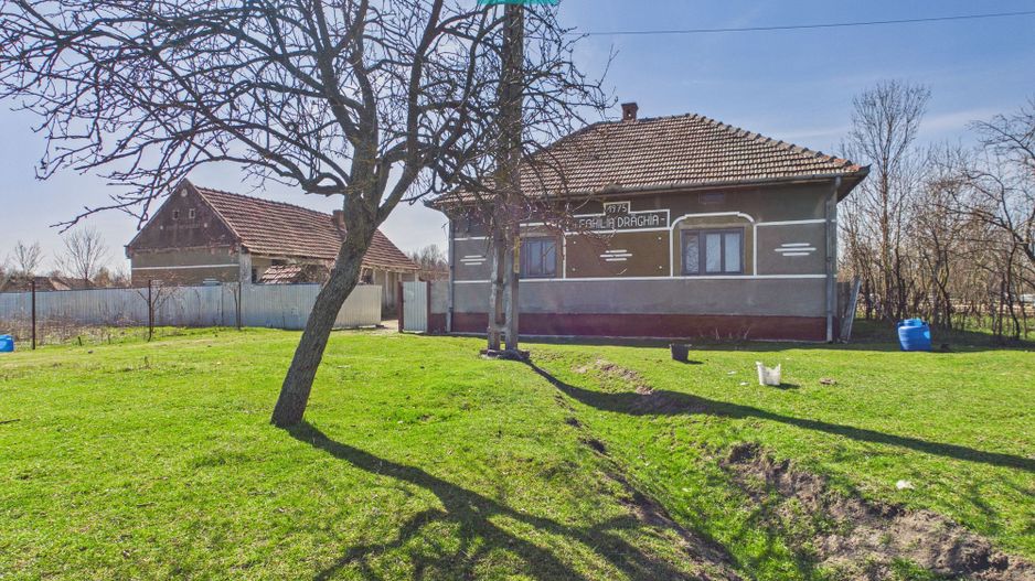 Casă cu teren generos de 6.000 m² - Poză 10