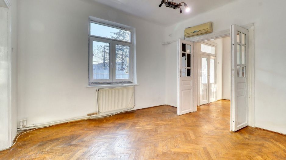 Centru- Casă boierească individuală- 5 camere si  451 mp teren - Poză 11