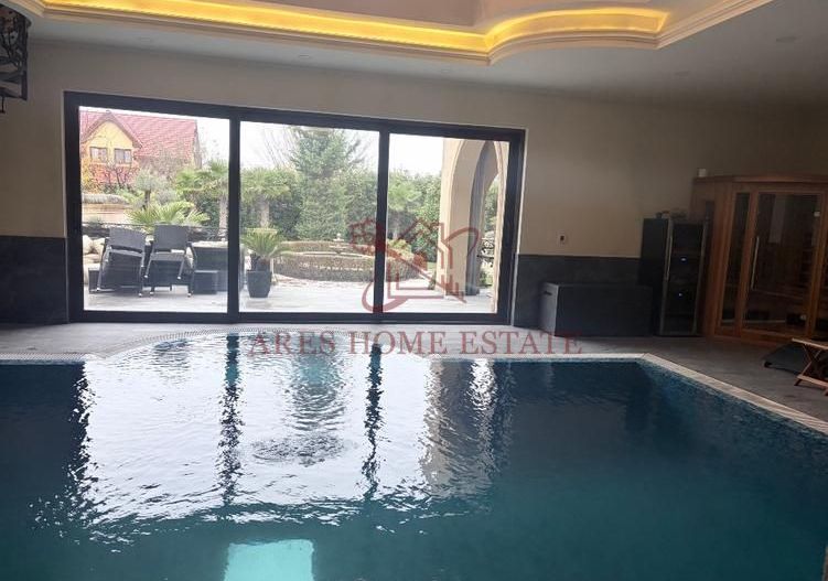 Vila deosebita cu piscina interioară - Poză 4