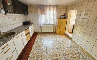 🏡 Casă spațioasă cu 9 camere în Strejnicu – pentru locuință, birouri - Poză 40