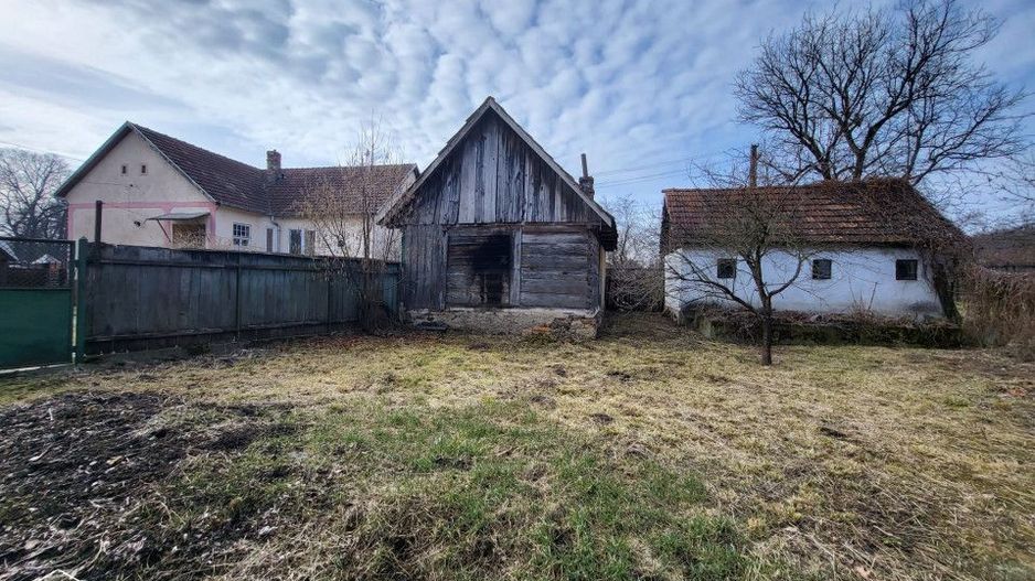 Casa cu doua corpuri de cladire si anexe, teren 1350 mp, Savarsin - Poză 14