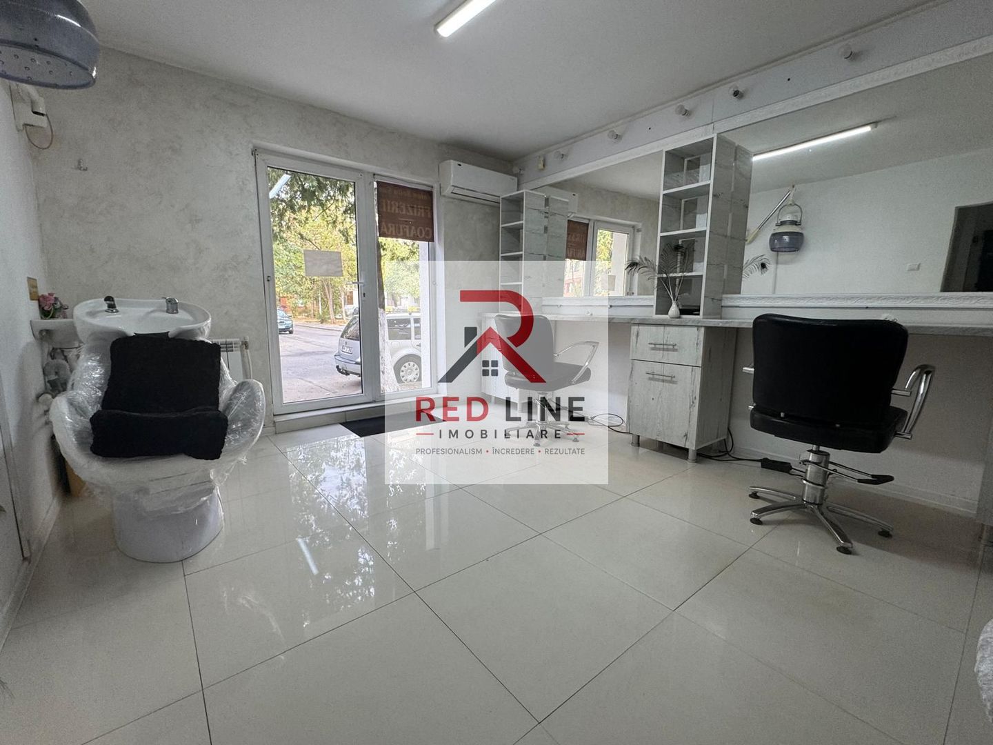 Salon de inchiriat zona Crihala - Exclusiv Red Imobiliare - Poză 1