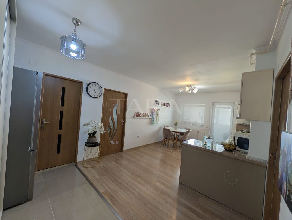 Apartament cu 3 camere, balcon închis, parcare cu CF separat. - Poză 3