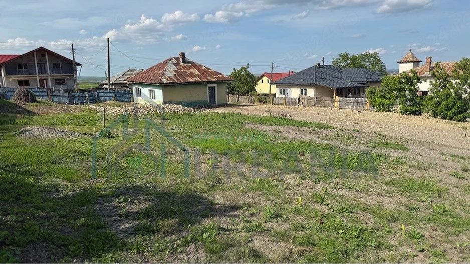 Teren intravilan 2218 mp în Strunga, zonă centrală, cu utilități și deschidere la drum principal - Poză 1