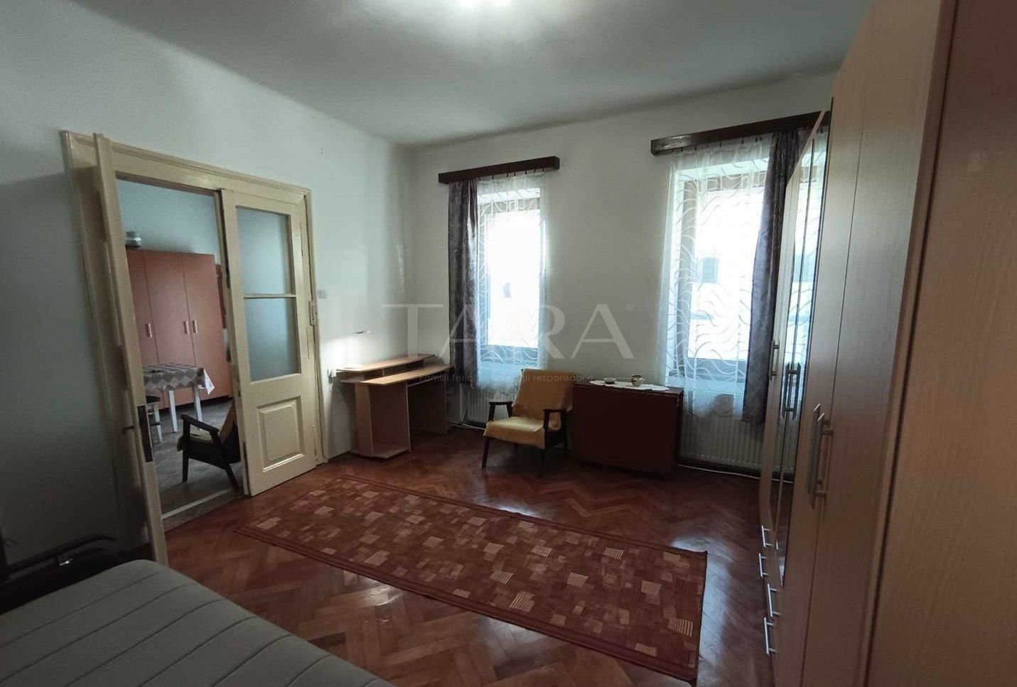Apartament renovat, curte comună îngrijită, zona Podul Traian. - Poză 3