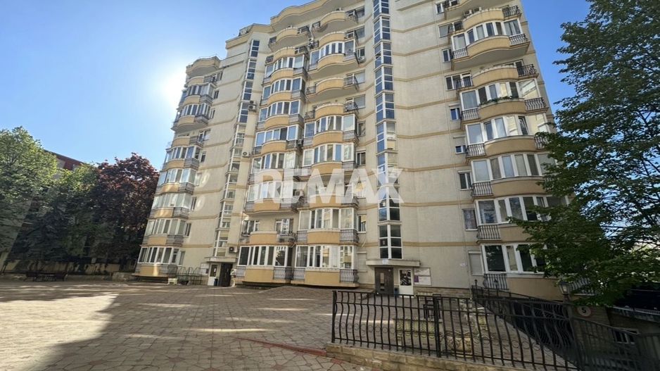 Apartament cu 2 odăi +living ultra centru, Mun. Chișinău - Poză 1