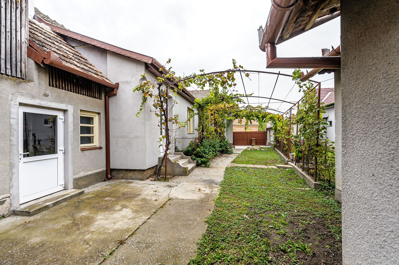 Casă la sol, renovată la gri, cu 3 camere în Nădlac * central - Poză 2