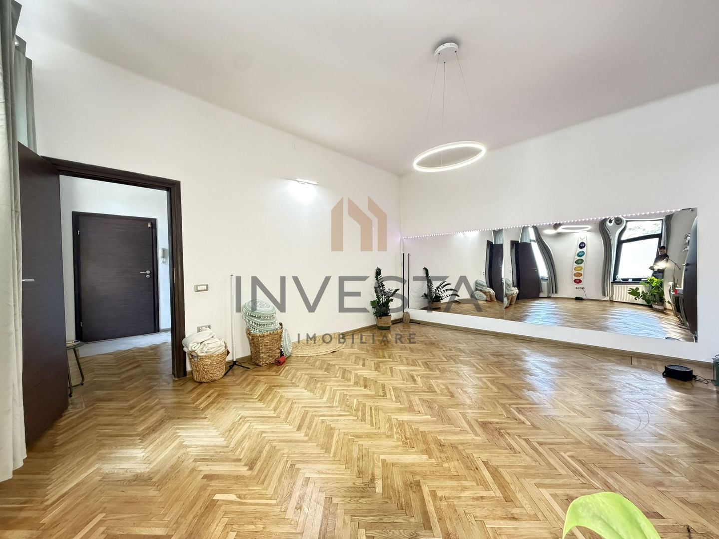 Oportunitate! Apartament cu 2 camere, Etaj intermediar, zona Centrala - Poză 1