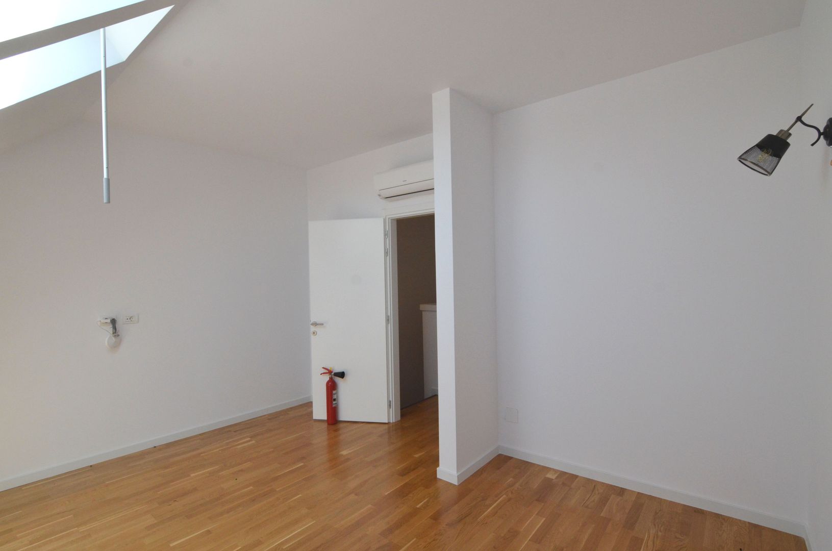 Inchiriem casa insiruita 5 camere partial mobilata - Poză 27
