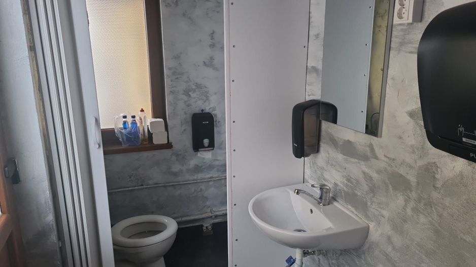 Spatiu comercial cu vitrină la strada si baie proprie - Poză 7