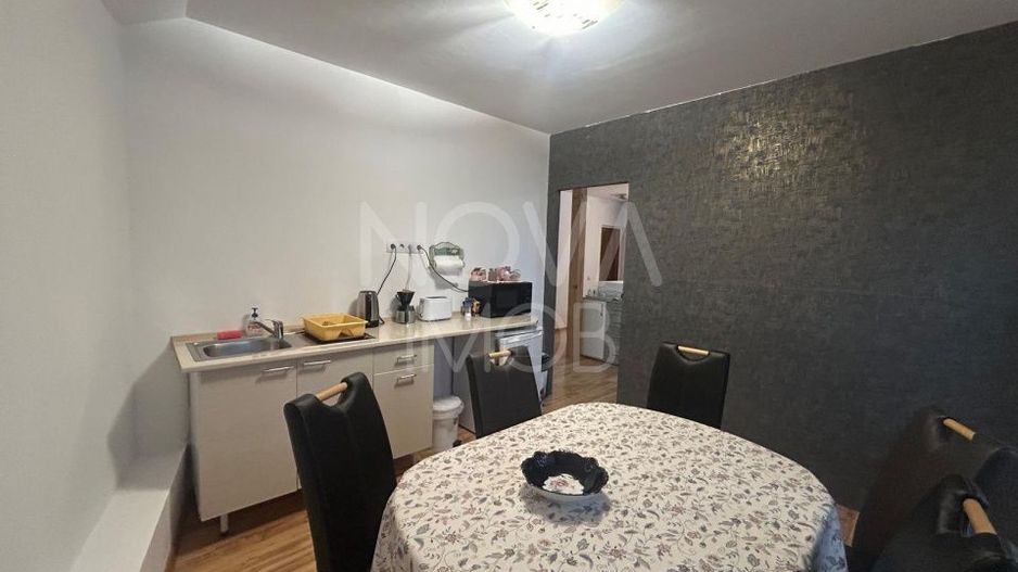 Casa de vanzare 200 mp cu spatiu comercial la parter, strada Lunga - Poză 2