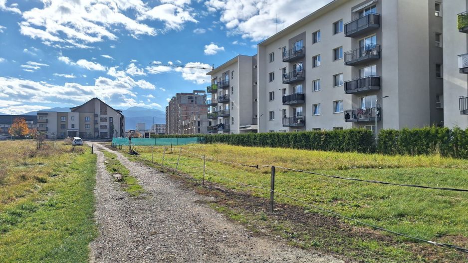 Inchiriere teren 1000mp in zona rezidentiala din Tractoru, 500 euro/luna - Poză 1