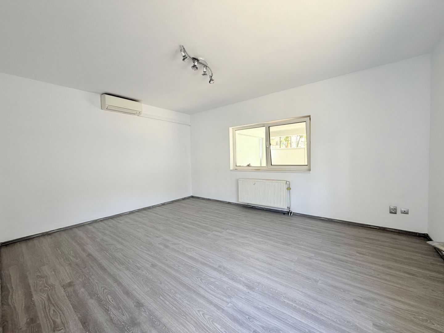 Imobil de închiriat cu locuri de parcare, curte si anexe - Poză 18